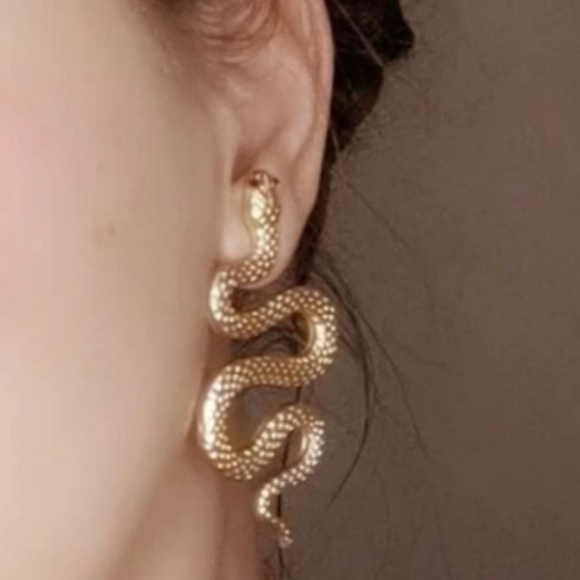 Stylish Gold Snake Design Pierced Earrings! Brand New! Never Been Worn! - Picture 4 of 7